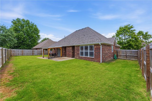 3833 W Edgewater Drive, Fayetteville, AR 72704