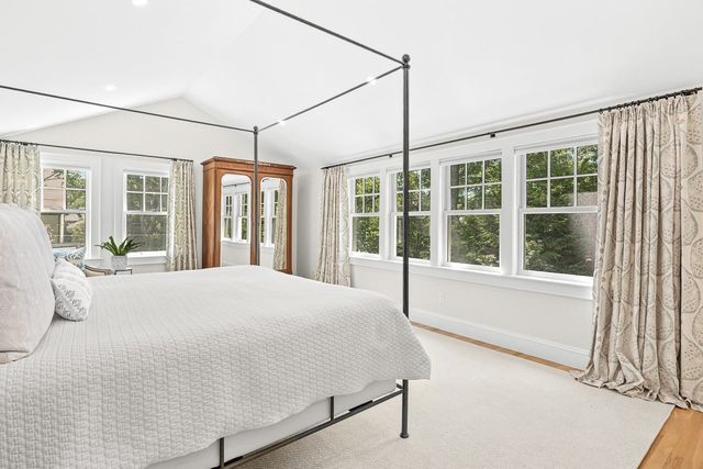 39 Fairbanks Ave, Wellesley, MA 02481