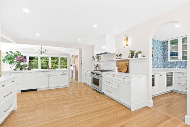 39 Fairbanks Ave, Wellesley, MA 02481