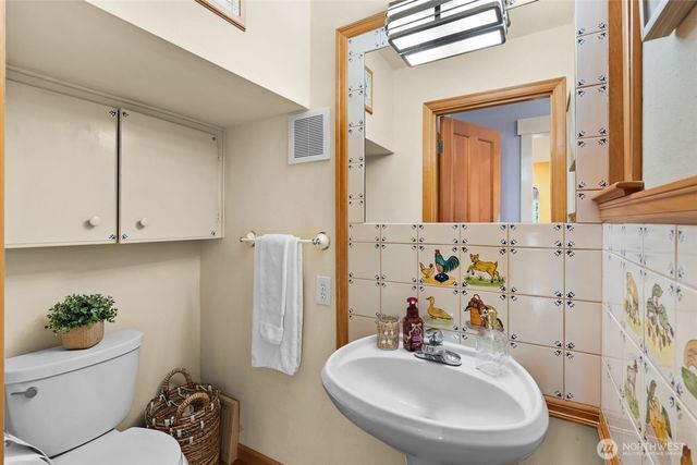 1867 Gossard St, Enumclaw, WA 98022