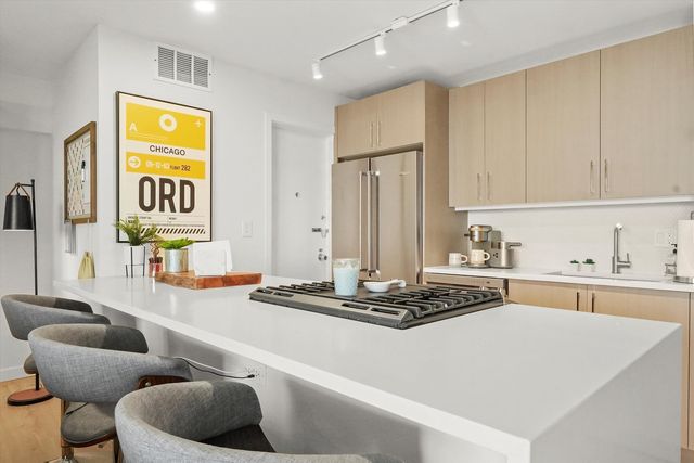 3430 N Lake Shore Drive 12J, Chicago, IL 60657