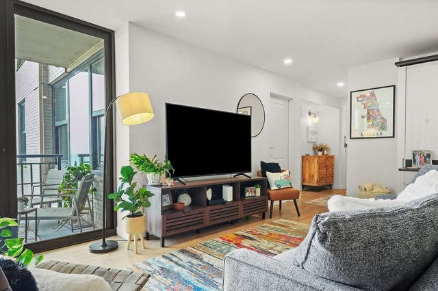 3430 N Lake Shore Drive 12J, Chicago, IL 60657