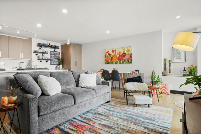 3430 N Lake Shore Drive 12J, Chicago, IL 60657