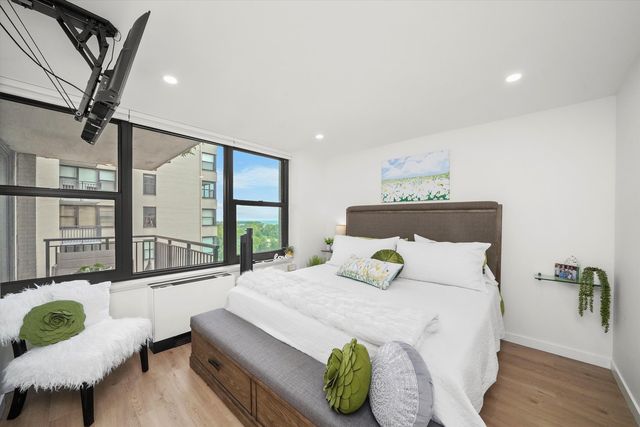 3430 N Lake Shore Drive 12J, Chicago, IL 60657