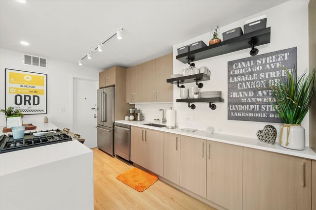 3430 N Lake Shore Drive 12J, Chicago, IL 60657