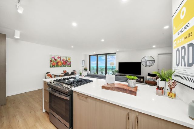 3430 N Lake Shore Drive 12J, Chicago, IL 60657