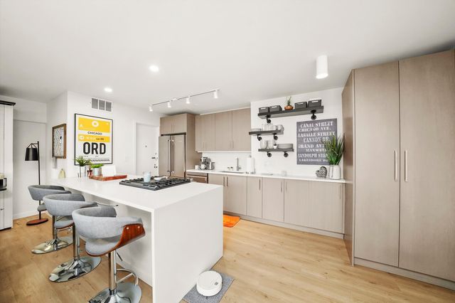 3430 N Lake Shore Drive 12J, Chicago, IL 60657