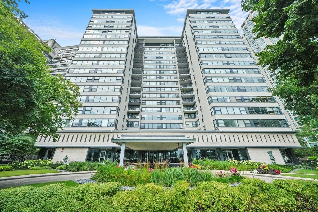 3430 N Lake Shore Drive 12J, Chicago, IL 60657