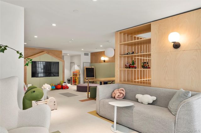 13327 39th Avenue 3H, Flushing, NY 11354