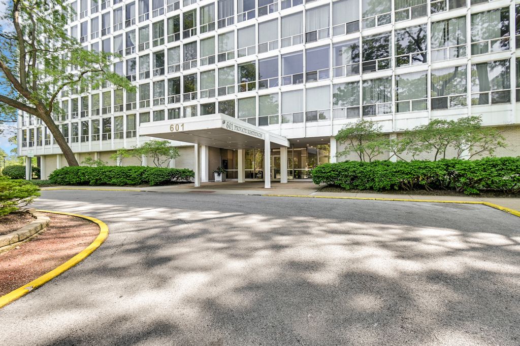 601 E 32nd Street 403, Chicago, IL 60616