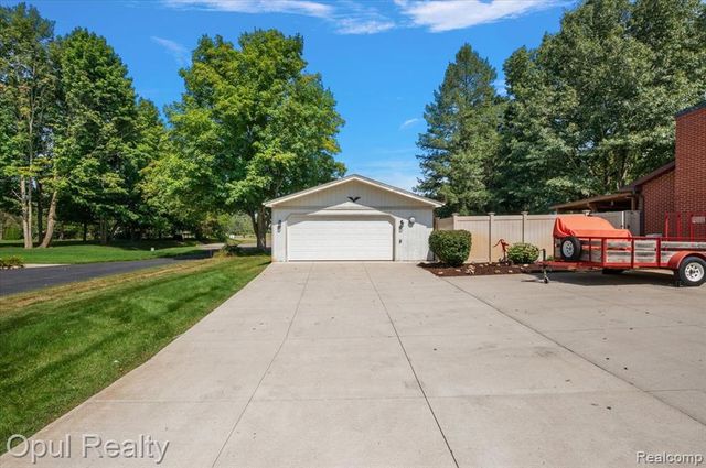 12821 10 Mile Road, South Lyon, MI 48178
