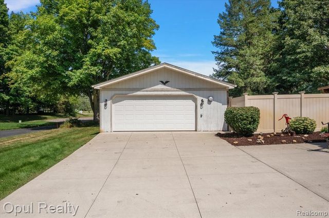 12821 10 Mile Road, South Lyon, MI 48178