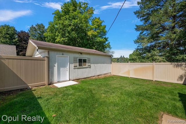 12821 10 Mile Road, South Lyon, MI 48178