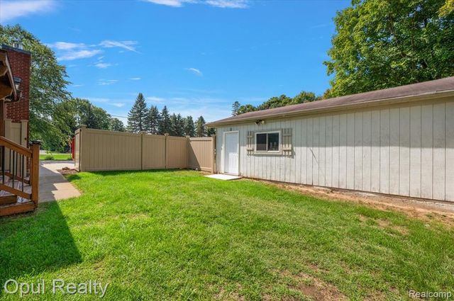 12821 10 Mile Road, South Lyon, MI 48178