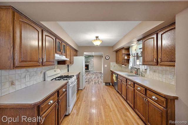 12821 10 Mile Road, South Lyon, MI 48178