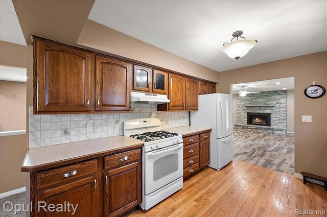 12821 10 Mile Road, South Lyon, MI 48178