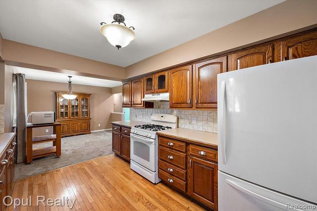 12821 10 Mile Road, South Lyon, MI 48178
