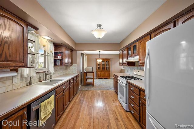 12821 10 Mile Road, South Lyon, MI 48178