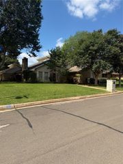1000 Briarcliff Drive, Arlington, TX 76012