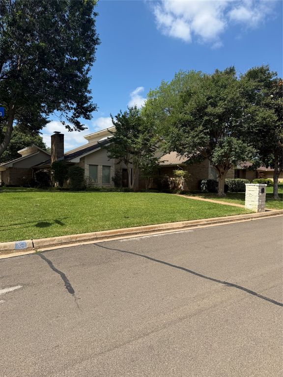 1000 Briarcliff Drive, Arlington, TX 76012
