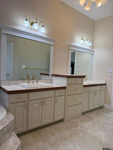 1052 Greenbriar Trl, Holly Lake Ranch, TX 75765