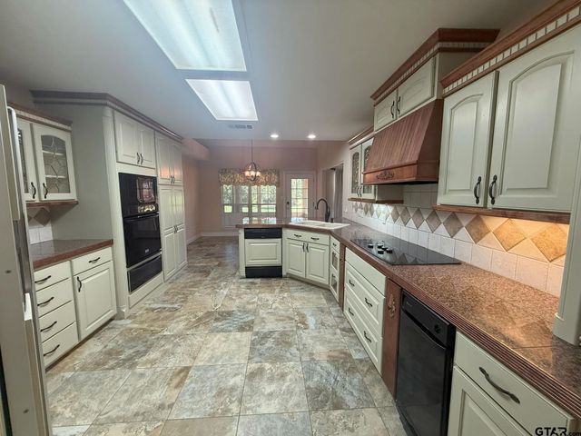 1052 Greenbriar Trl, Holly Lake Ranch, TX 75765