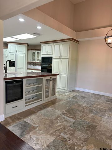 1052 Greenbriar Trl, Holly Lake Ranch, TX 75765