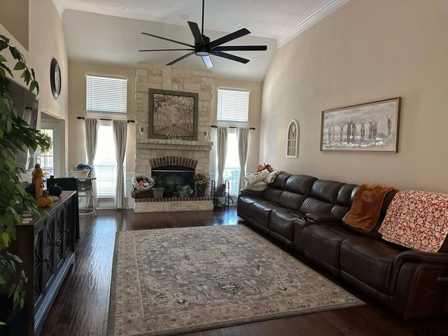 1052 Greenbriar Trl, Holly Lake Ranch, TX 75765