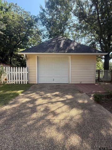 1052 Greenbriar Trl, Holly Lake Ranch, TX 75765