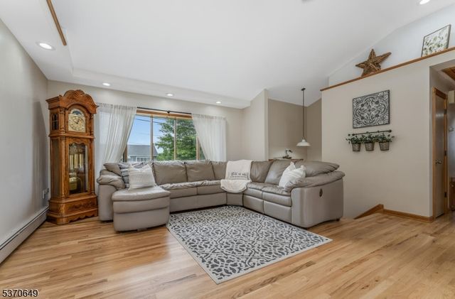 220 S 6Th St, Lopatcong Twp., NJ 08865