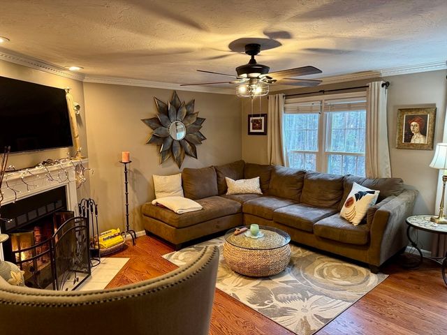 155 Heritage Dr 155, Tewksbury, MA 01876