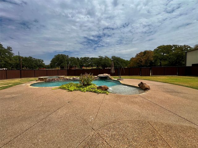 245 Spring Creek Court, Paradise, TX 76073