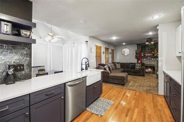 904 Paw Paw Lane, Liberty, MO 64068