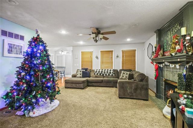 904 Paw Paw Lane, Liberty, MO 64068