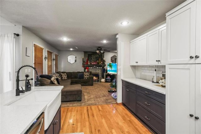 904 Paw Paw Lane, Liberty, MO 64068