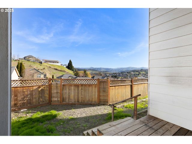 4467 MELODY Ln, Roseburg, OR 97471