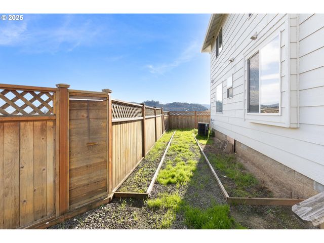 4467 MELODY Ln, Roseburg, OR 97471