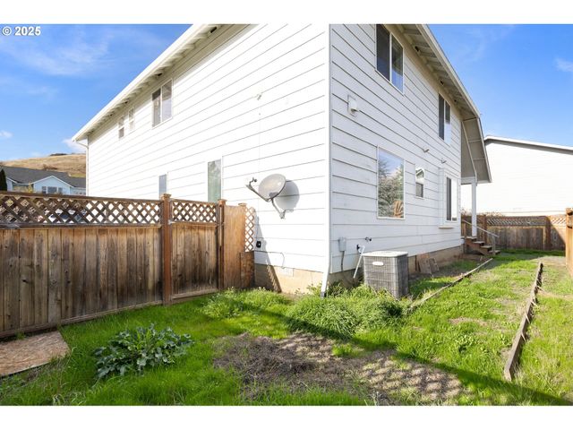 4467 MELODY Ln, Roseburg, OR 97471