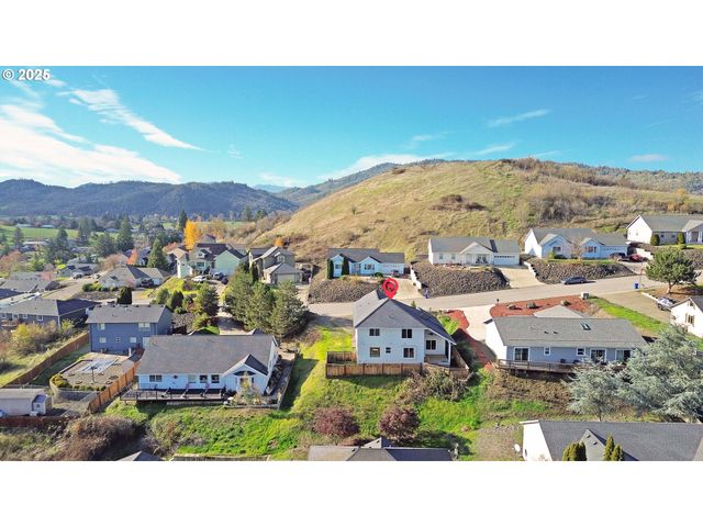 4467 MELODY Ln, Roseburg, OR 97471