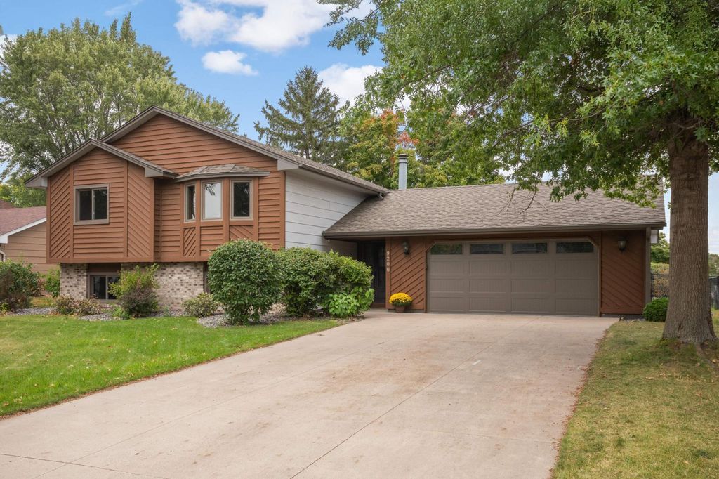 9200 Woodhall Bay N, Brooklyn Park, MN 55443
