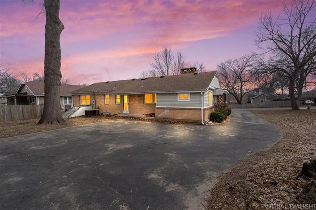 1104 W 27th Street S, Independence, MO 64052