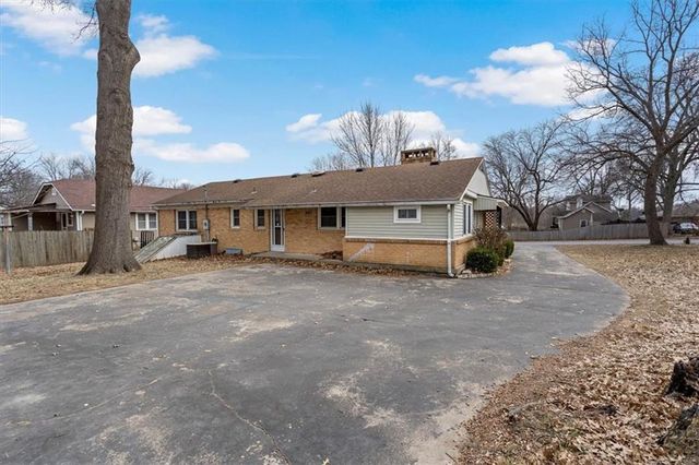 1104 W 27th Street S, Independence, MO 64052