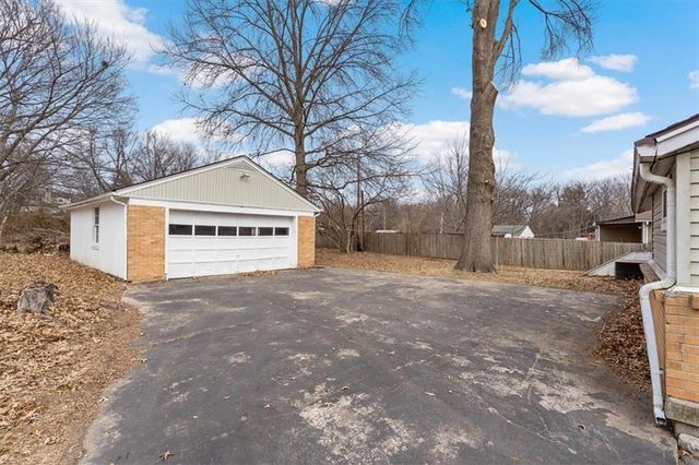 1104 W 27th Street S, Independence, MO 64052