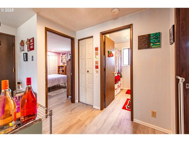 353 71ST St, Springfield, OR 97478