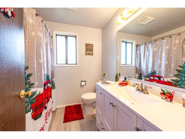 353 71ST St, Springfield, OR 97478