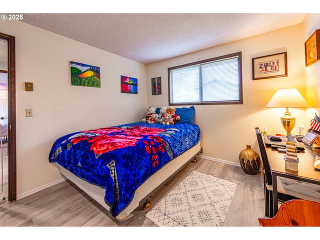 353 71ST St, Springfield, OR 97478