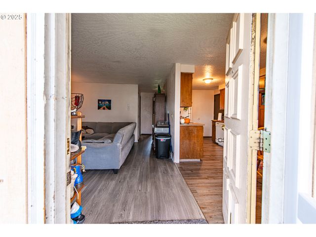 353 71ST St, Springfield, OR 97478