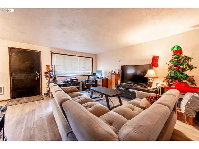 353 71ST St, Springfield, OR 97478