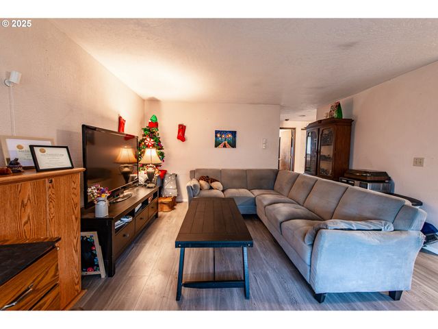 353 71ST St, Springfield, OR 97478