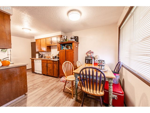 353 71ST St, Springfield, OR 97478